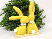 Dekoracja wielkanocna filcowa na drewnianej podstawie ZAKOCHANE ZAJACE 22x17x4 cm żółte