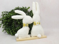 Dekoracja wielkanocna filcowa na drewnianej podstawie ZAKOCHANE ZAJACE 29x24x5 cm białe
