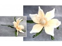 Kwiat piankowy MAGNOLIA Z ZIELONYMI LISTKAMI wys. 53 (główka 27x14 cm) BRZOSKWINIOWY