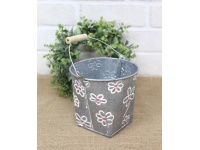 Osłonka metalowa WIADERKO w tłoczone białe kwiaty 14x13 cm