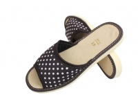 Pantofle, klapki, kapcie damskie z odkrytymi palcami brązowe w GROCHY 03A07 - 1 para