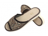 Pantofle, klapki, kapcie damskie z odkrytymi bordowe w PANTERKĘ - 1 para