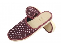 Pantofle, klapki, kapcie damskie bordowe w GROCHY 33A01 - 1 para