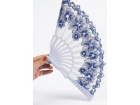 Wachlarz plastikowy 24 cm BIAŁY w niebieskie kwiaty z brokatem