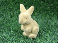 Zajączek Wielkanocny plastikowy FLOKOWANY 10x6x6 cm (024) MUSZTARDOWY