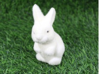 Zajączek Wielkanocny plastikowy FLOKOWANY 10x6x6 cm (024) KREMOWY